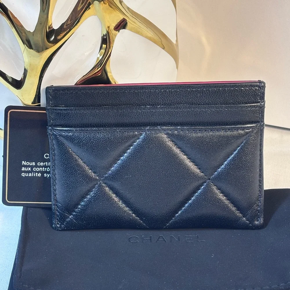 Amazing Chanel 19 Black Card Holder - Picture 3 of 13